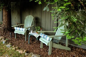 Terrace/patio - Updated Furnished Cottage With New BBQ, spa, and Pool - small pet considered (Chico)