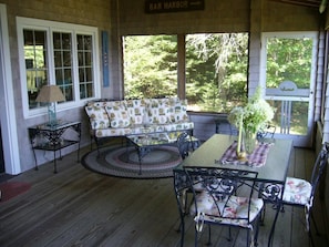 Large Eat-in Screened Porch overlooking ocean