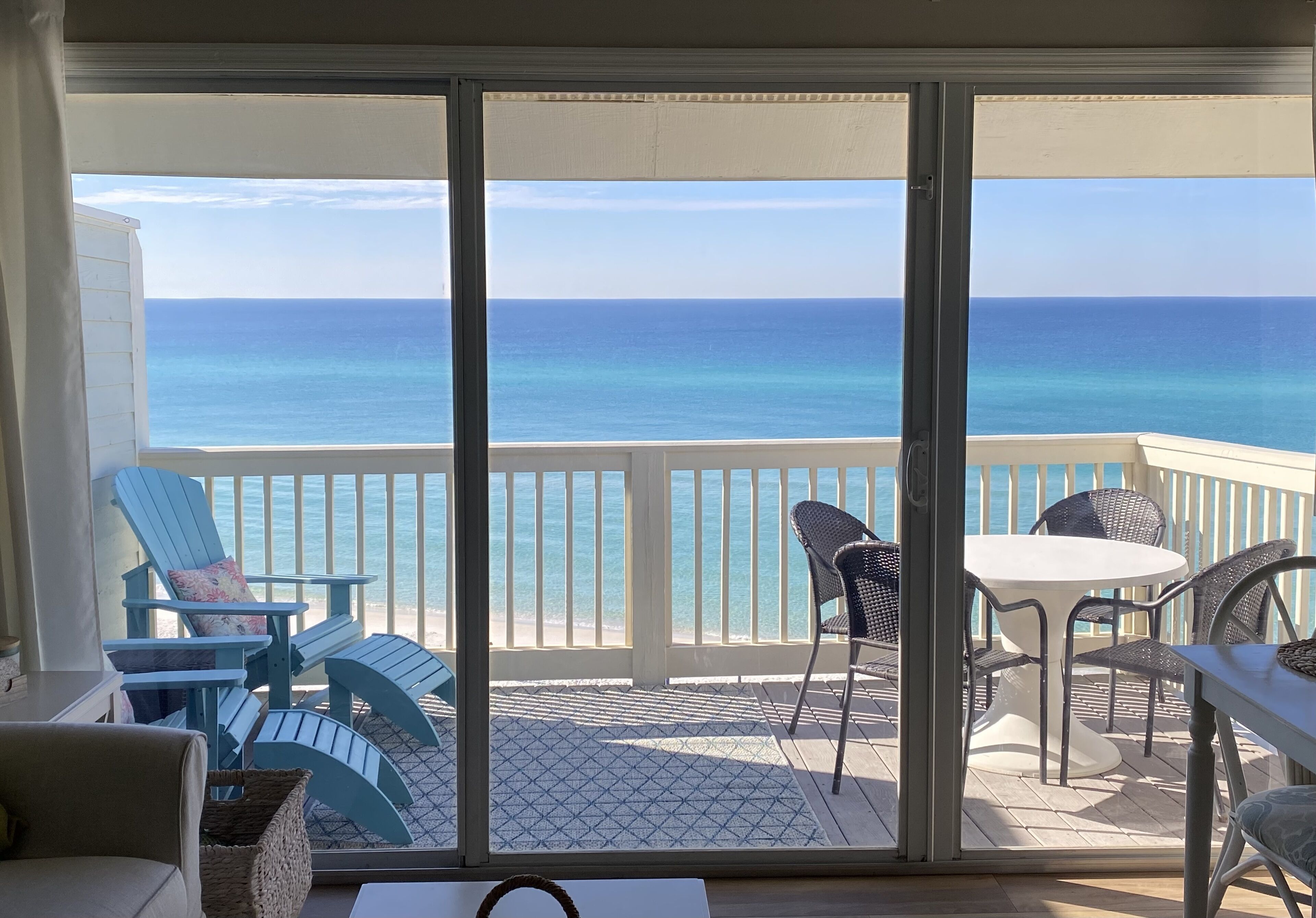 BEACHFRONT, Private beach, Free Chair service, Clean/Newly Renovated, Near all!