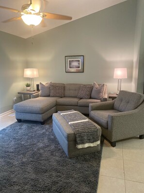 Smart-TV, DVD-spiller, bøker og stereoanlegg