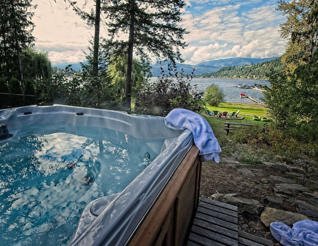 Lake Front, Stunning Lake Views, Family Friendly, hot tub