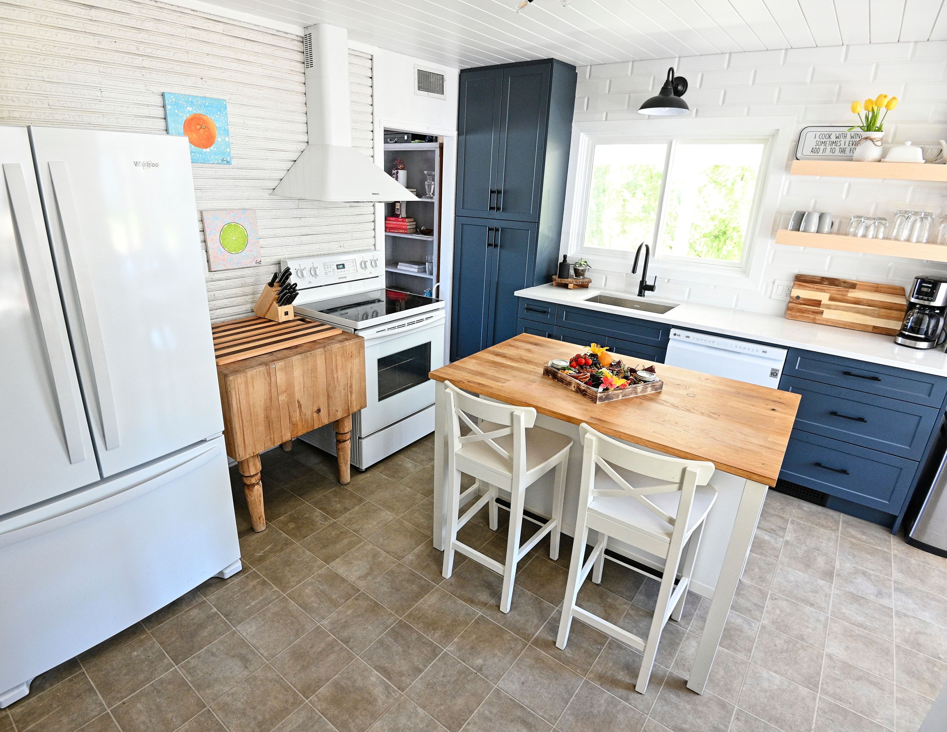 Lake Front, Stunning Lake Views, Family Friendly, hot tub