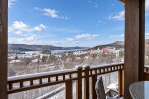 Un balcon avec vue sur la ville et le lac.