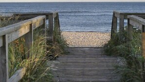 Beach nearby, sun loungers, beach towels