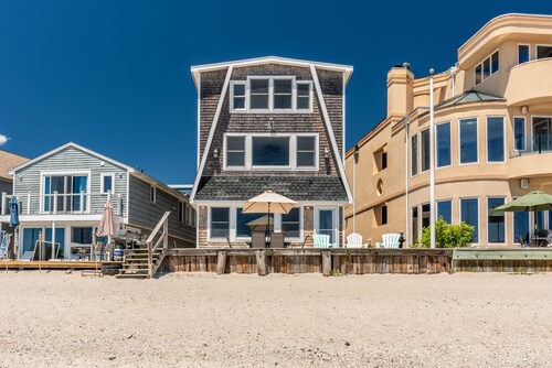 Beautiful home on private beach, sleeps 11! Bring your family and friends! 