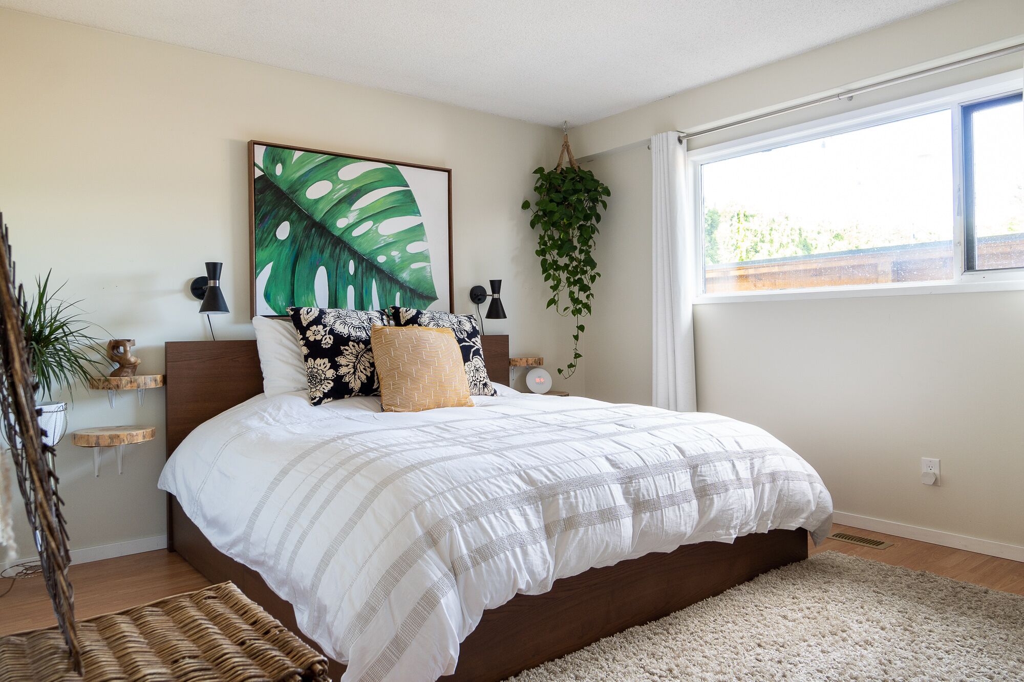 Huge Deck w/ Heated Pool + Hot tub. Games Room. Private & Very Clean.