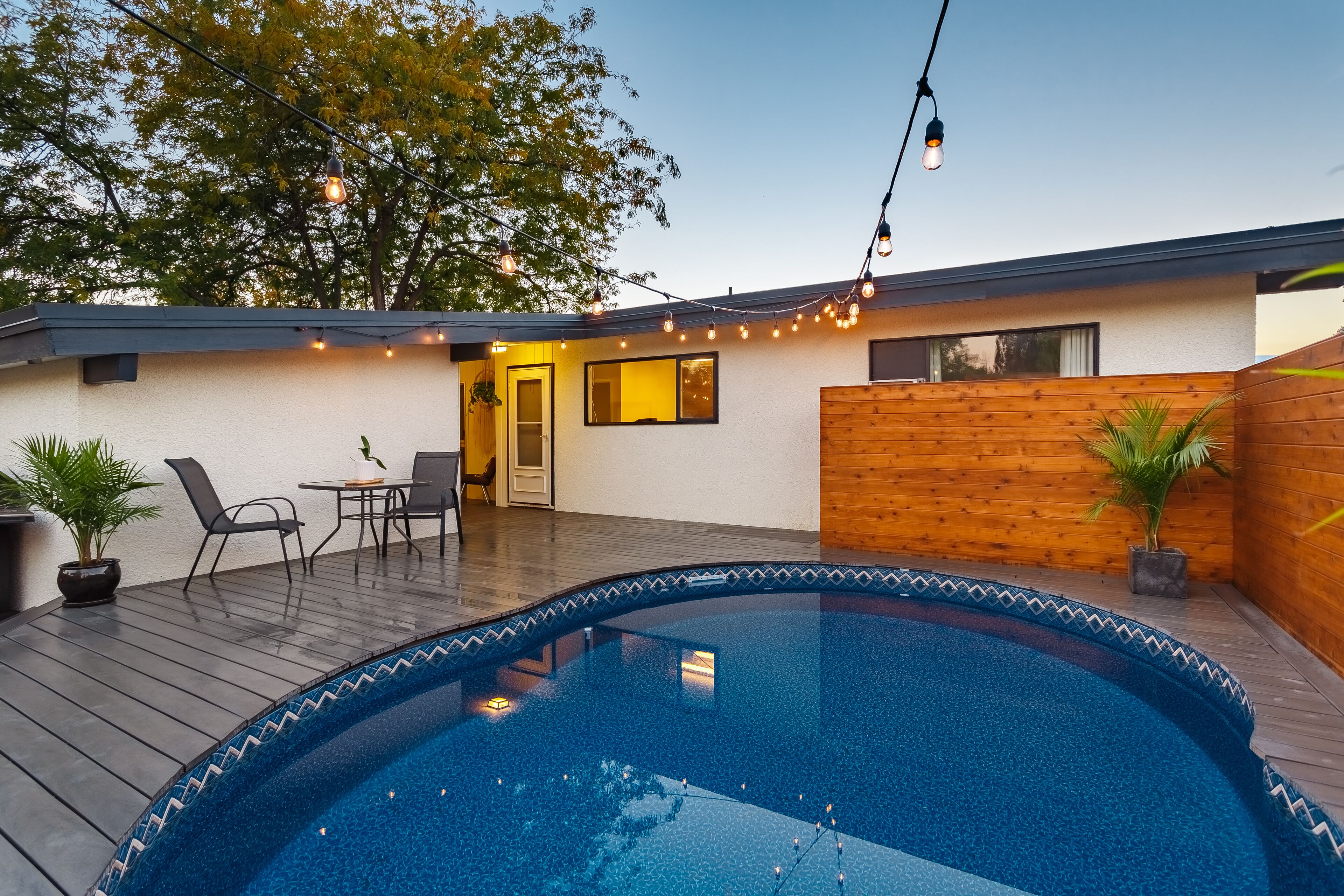 Huge Deck w/ Heated Pool + Hot tub. Games Room. Private & Very Clean.