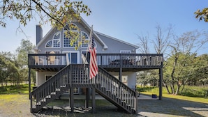 A two-story house with a balcony and a flag. - WolfRun Lake View Chalet, 200 feet from Lake, Hottub (Albrightsville)