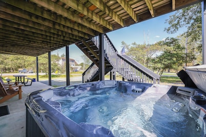 WolfRun Lake View Chalet, 200 feet from Lake, Hottub