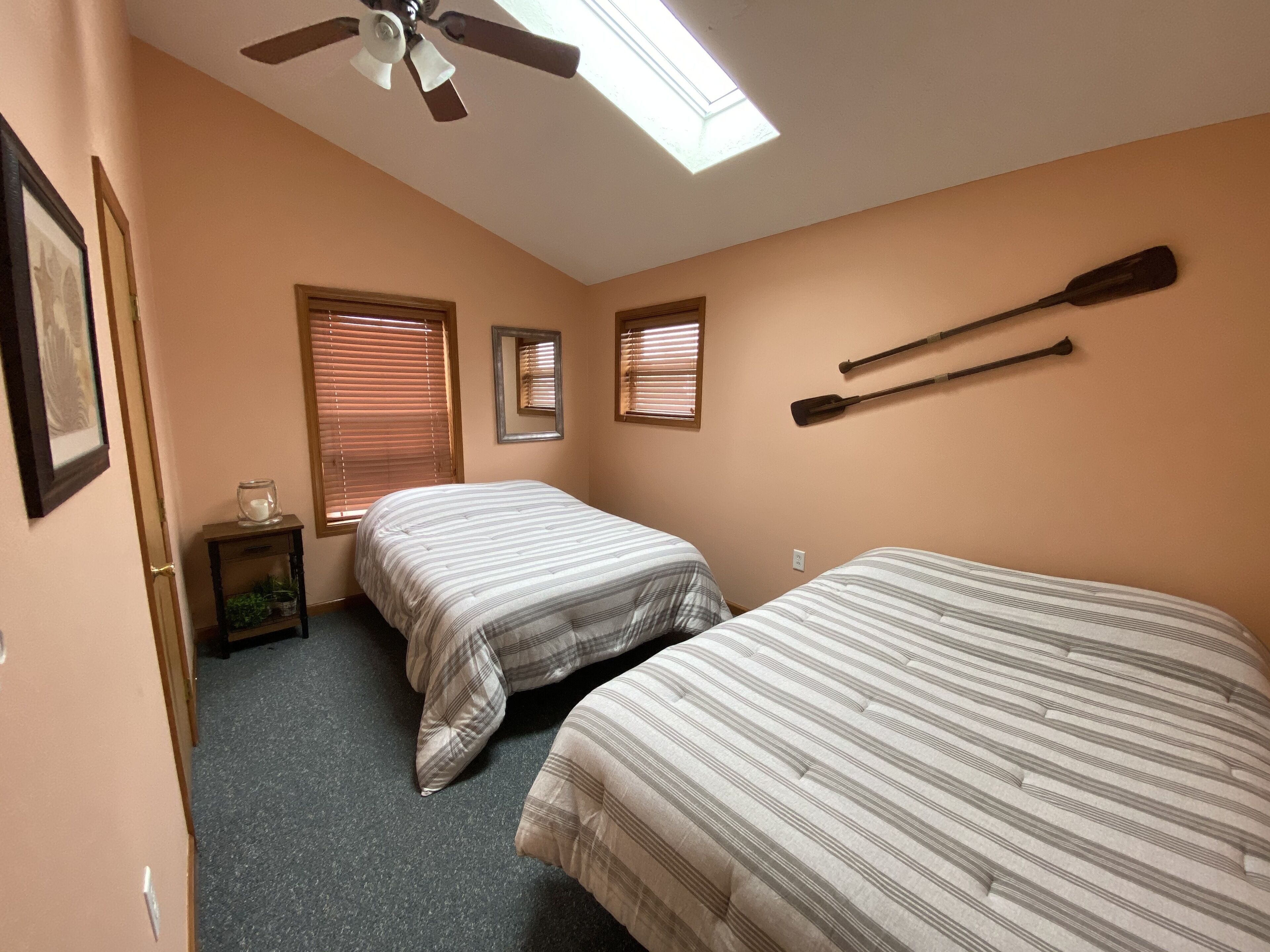 Wolf Run Lake View Chalet, 200 feet from beach and lake, Hottub, Pooltable