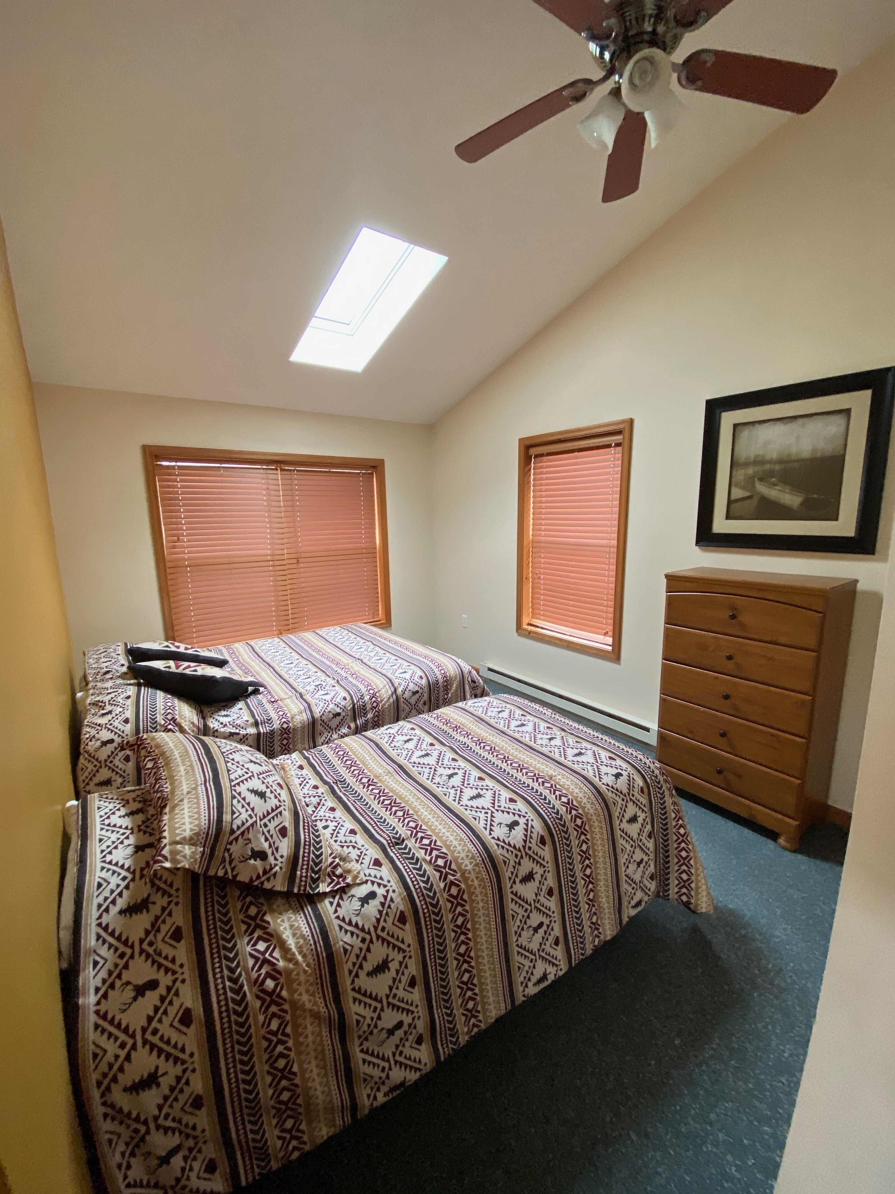 Wolf Run Lake View Chalet, 200 feet from beach and lake, Hottub, Pooltable