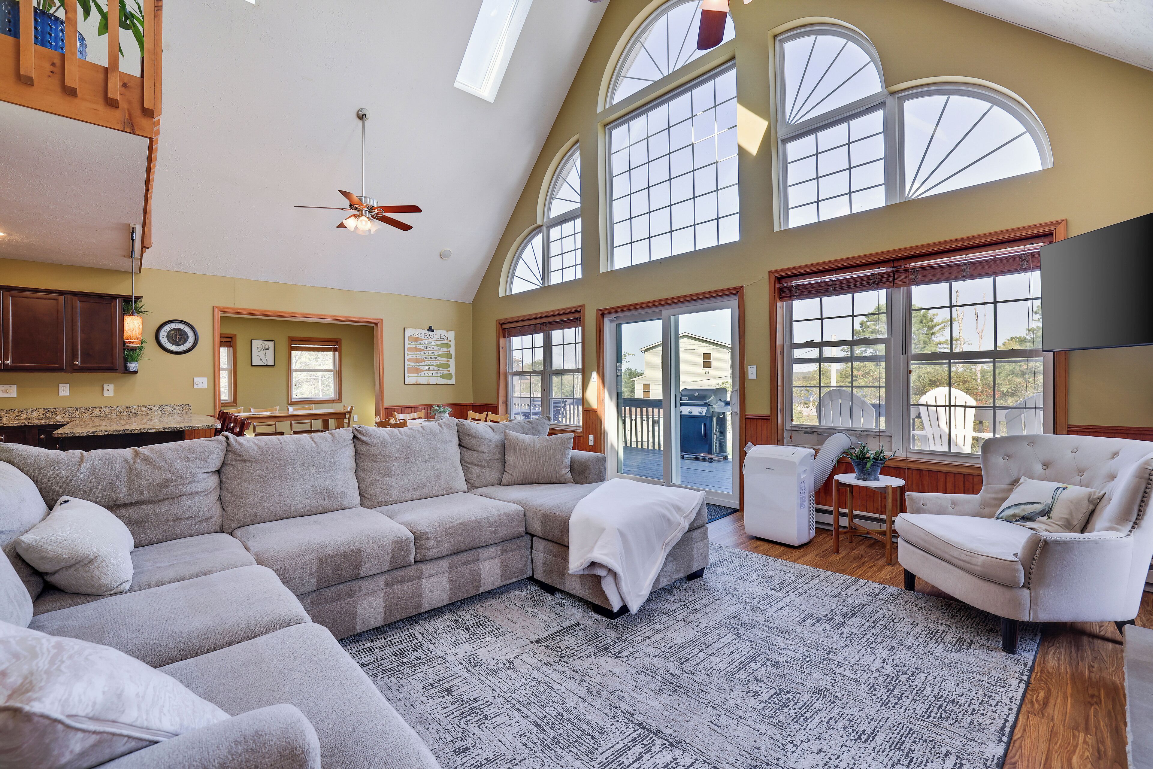 Tv, pejs, dvd-afspiller, bordfodbold