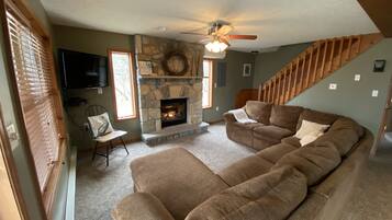 Fernseher, Kamin, DVD-Player, Tischfußball