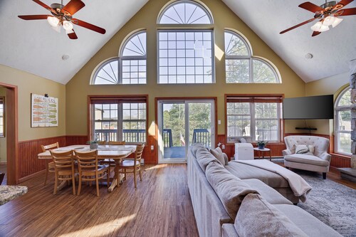 WolfRun Lake View Chalet, 200 feet from Lake, Hottub