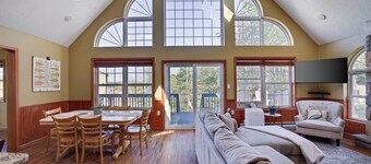 WolfRun Lake View Chalet, 200 feet from Lake, Hottub