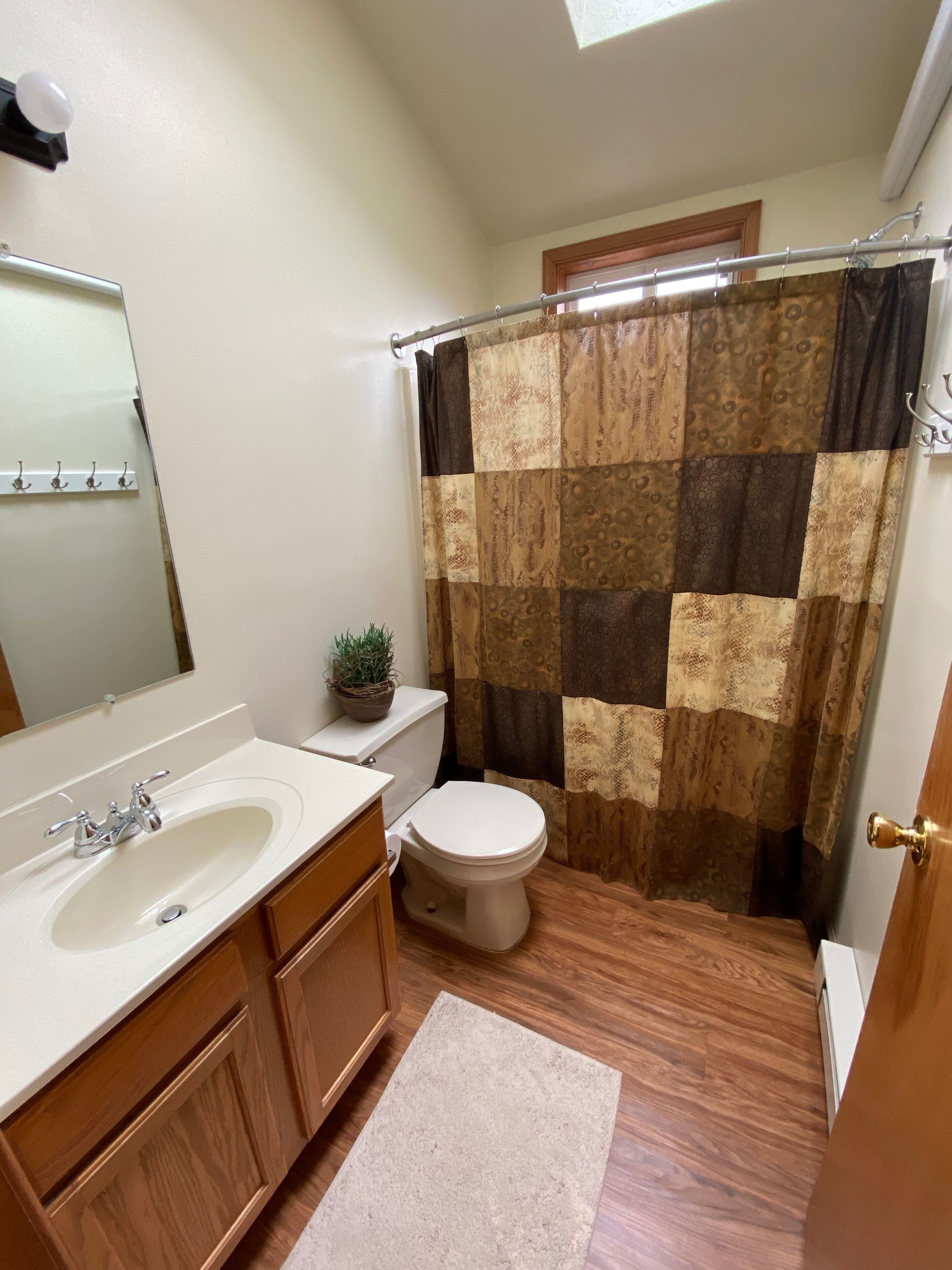 Wolf Run Lake View Chalet, 200 feet from beach and lake, Hottub, Pooltable