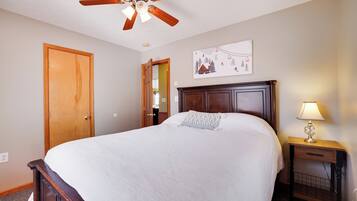 7 habitaciones, tabla de planchar con plancha, wifi y ropa de cama