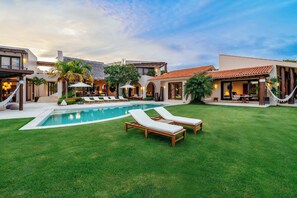Una piscina al aire libre, una piscina climatizada