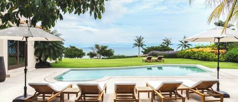 Alberca al aire libre y alberca climatizada