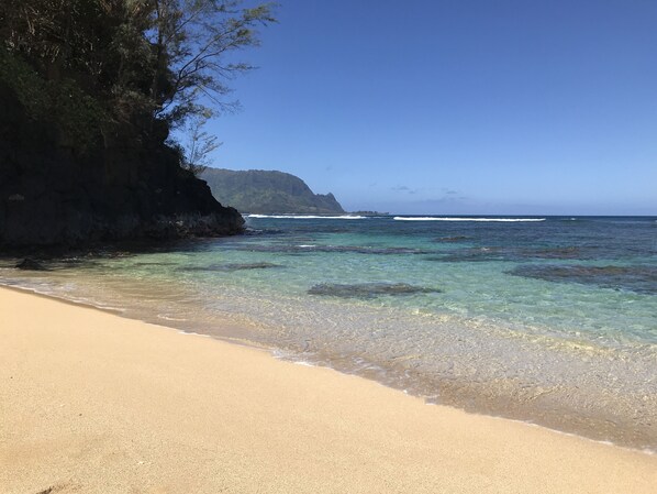 Una playa cerca, sillas reclinables de playa, toallas de playa