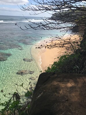 Beach nearby, sun-loungers, beach towels