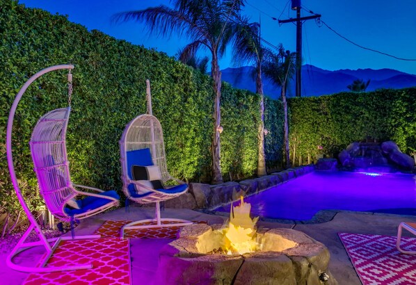 A heated pool - Mountain Views, Featured on HGTV Walking distance to Downtown. #1719 (Palm Springs)