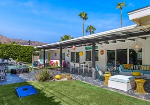 Outdoor dining - Mountain Views, Featured on HGTV Walking distance to Downtown. #1719 (Palm Springs)