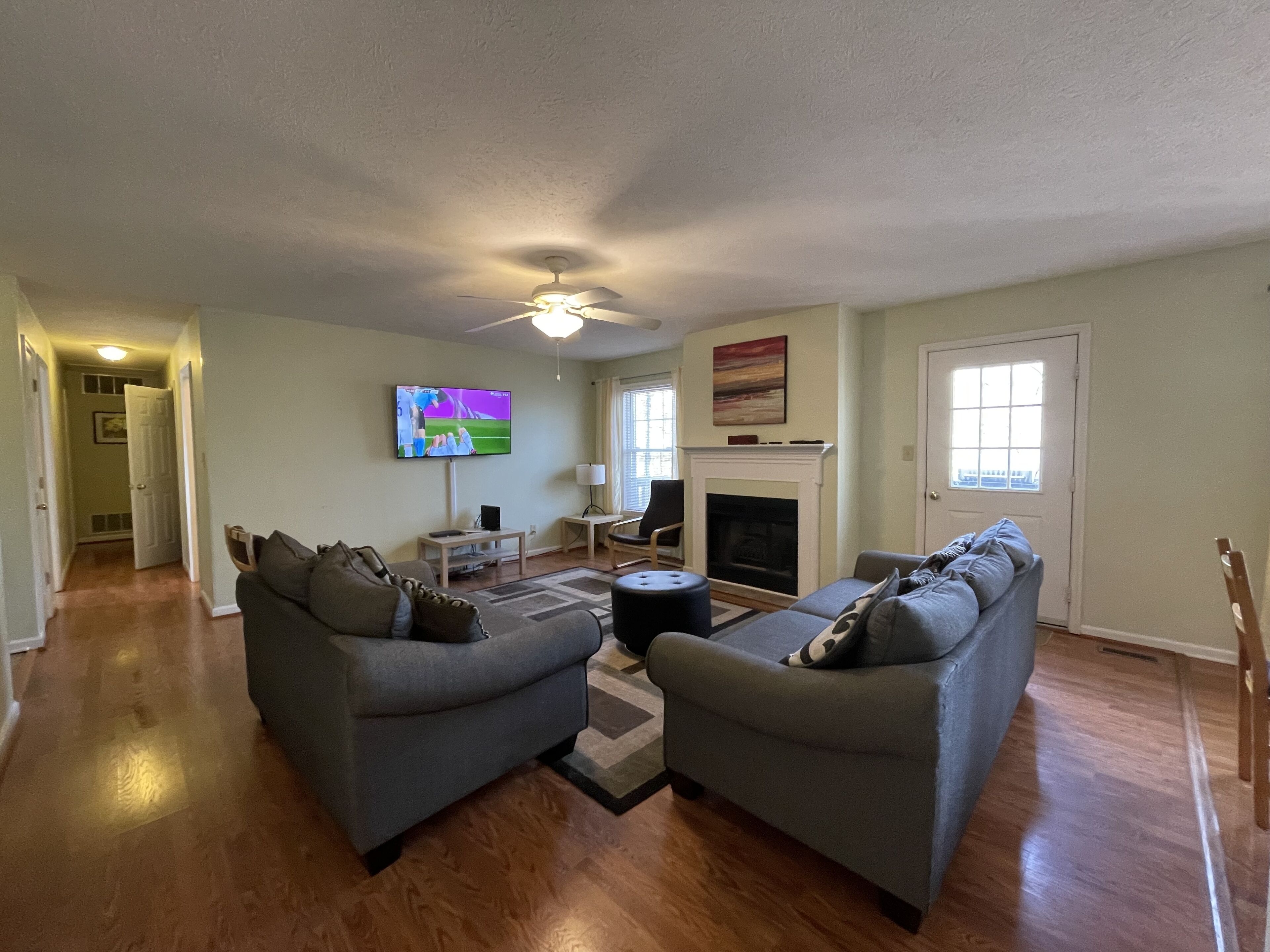 Jacuzzi, Pool Table, Ping-Pong,Wifi! and more