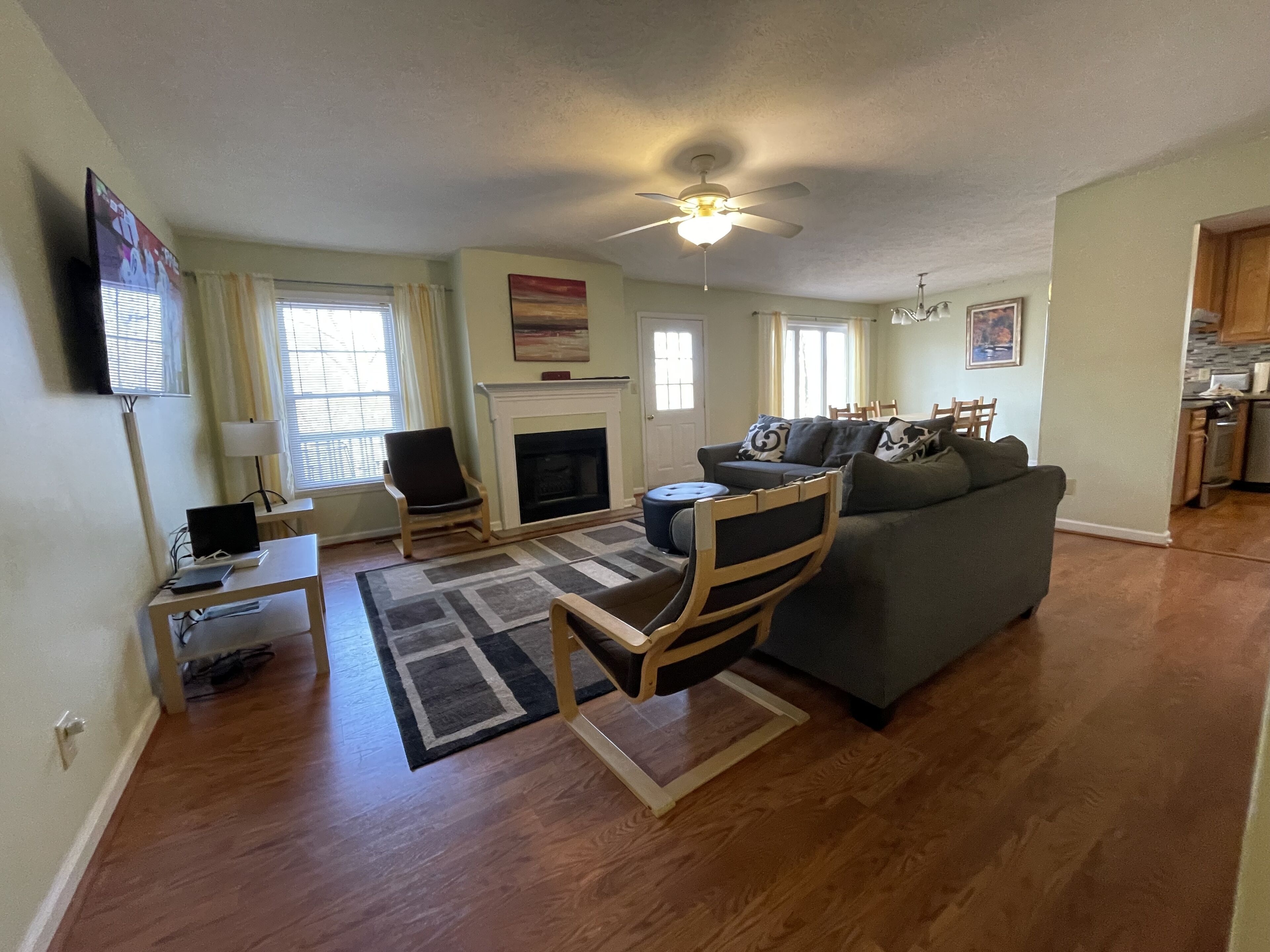 Jacuzzi, Pool Table, Ping-Pong,Wifi! and more