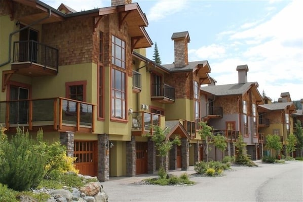 المنشأة من الخارج