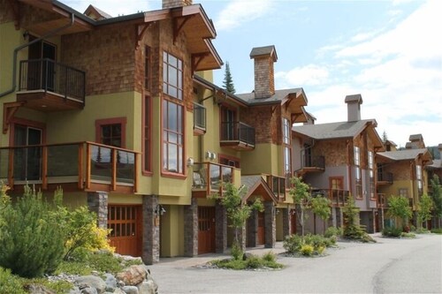 Immaculate. Close to Lifts & Village. Ski-in Ski-Out. Private hot tub.