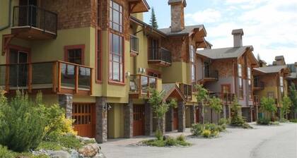 Immaculate. Close to Lifts & Village. Ski-in Ski-Out. Private hot tub.