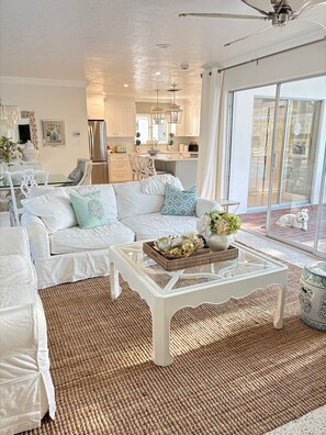 TV connectée, lecteur de DVD, livres, vidéothèque