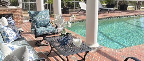 Utendørsbasseng og et oppvarmet basseng