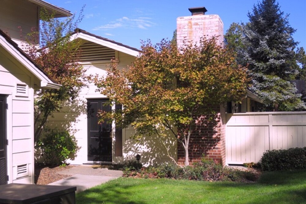 Single Story Corner Quiet One Bedroom Deluxe Condo Suite with Private Patio