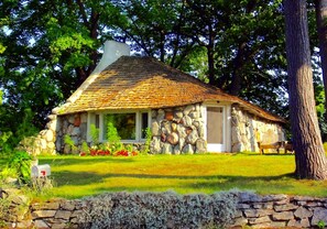 Exterior - Inhabit A Hobbit House! (Charlevoix)