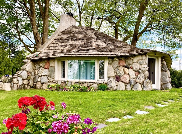 Exterior - Inhabit A Hobbit House! (Charlevoix)