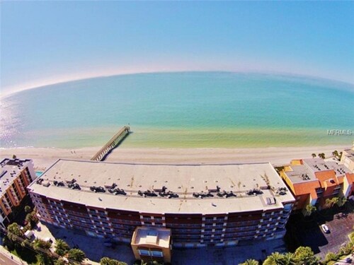Adorable One Bedroom One Bathroom With Easy Access To The Beach! 