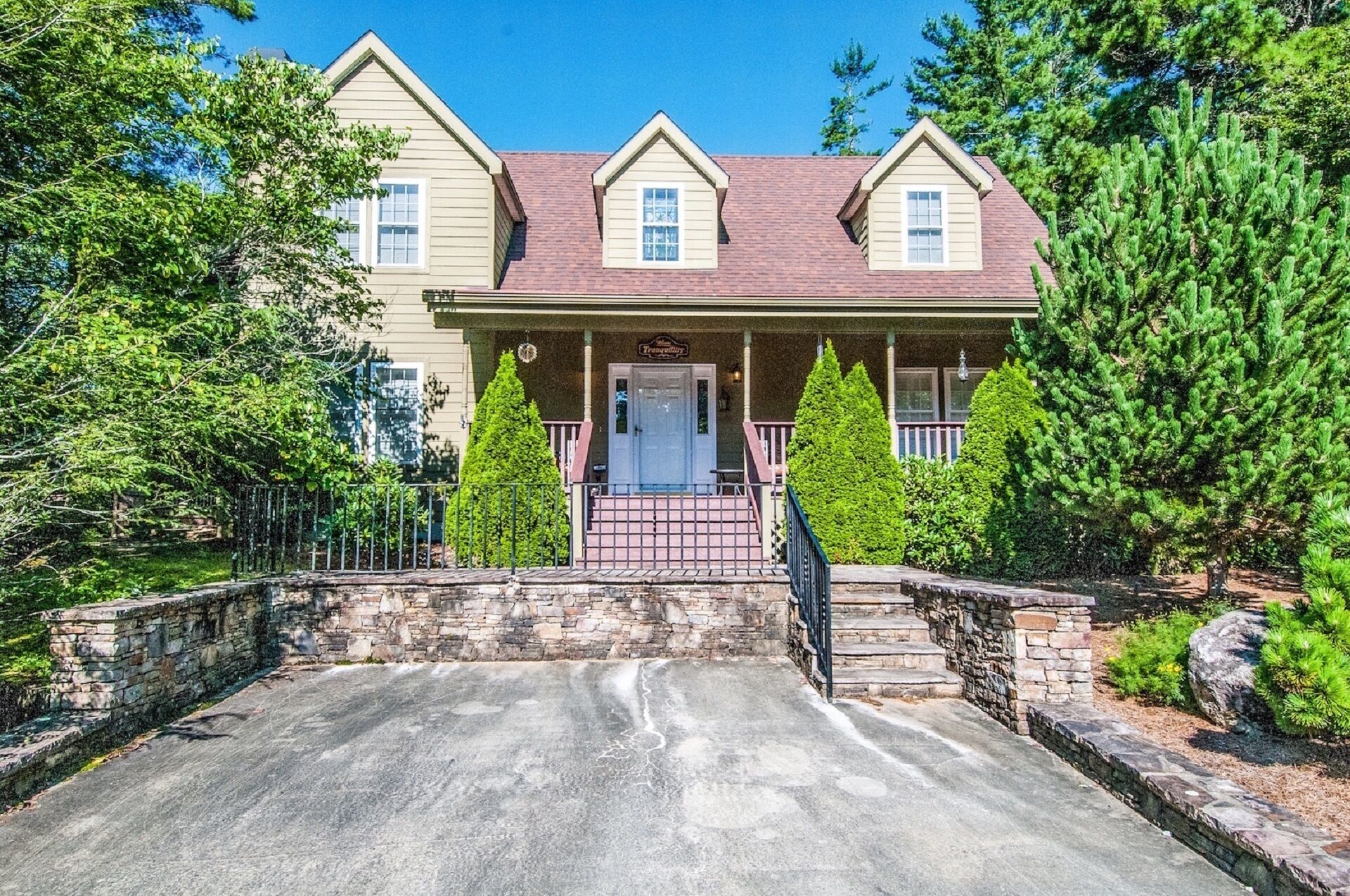 Walk 2 blocks to Downtown, Lake,  Restaurants,  Shops, and Hiking Trails