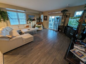 Smart TV, fireplace, DVD player, books - A great place to vacation with family and friends! (Wildwood)