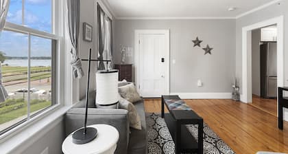 Townhome #2 -3 Bed/2 Bath Beautifully renovated modern apartment w/Waterviews!