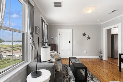 Townhome #2 -3 Bed/2 Bath Beautifully renovated modern apartment w/Waterviews!