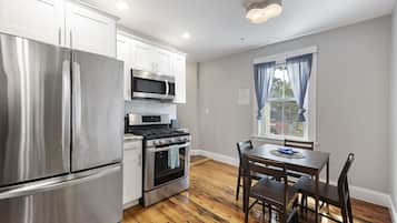 Fridge, microwave, stovetop, dishwasher