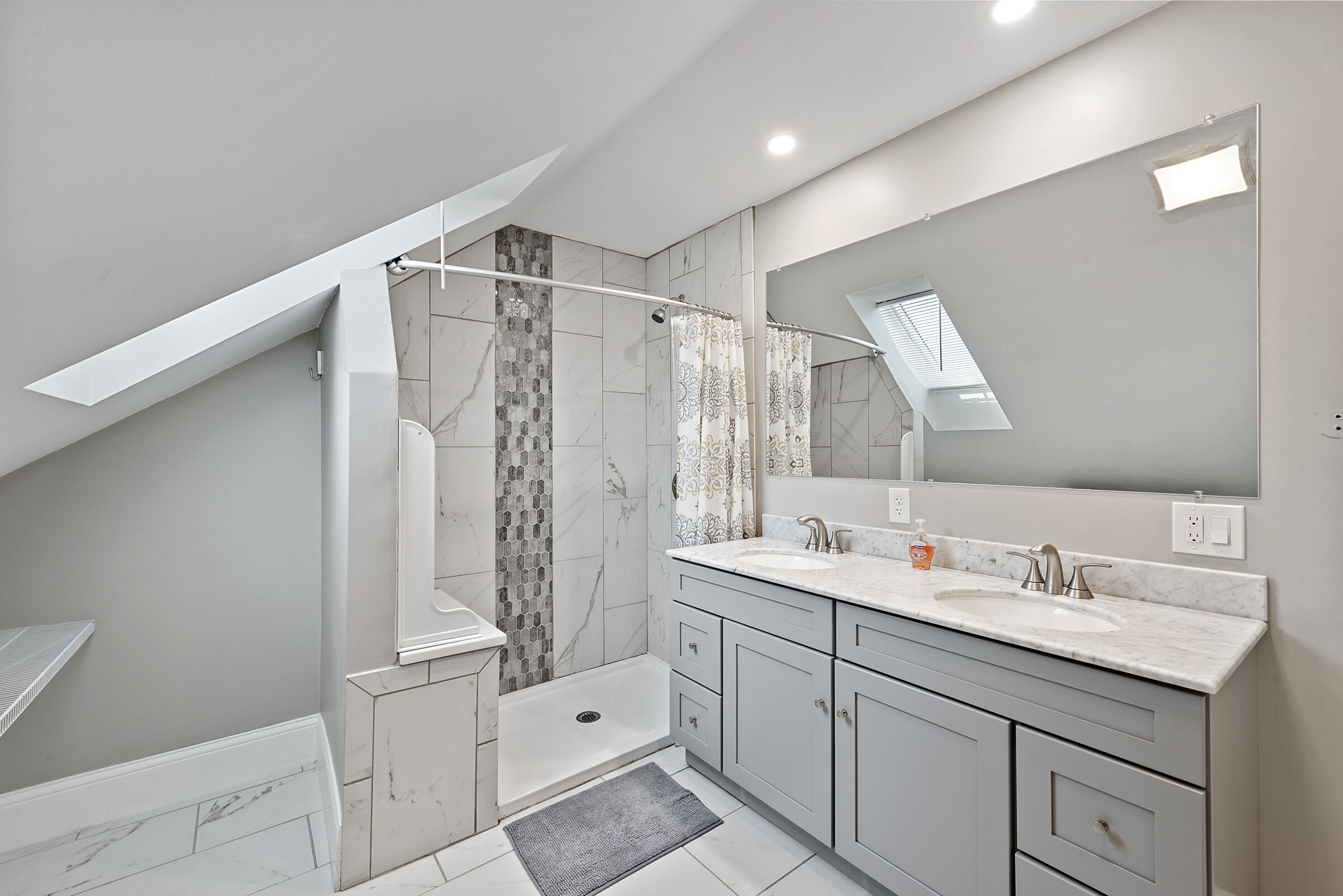Combined shower/tub, towels, toilet paper