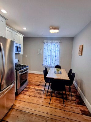 Kühlschrank, Mikrowelle, Herdplatte, Geschirrspüler