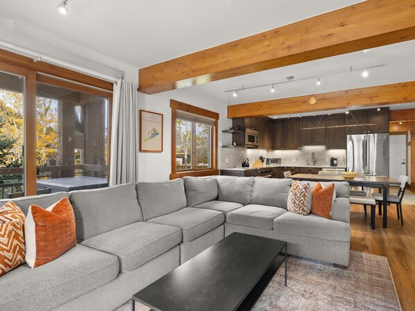 TV, fireplace - Lift One - Gorgeous three bedroom top floor with wraparound balcony (Aspen)