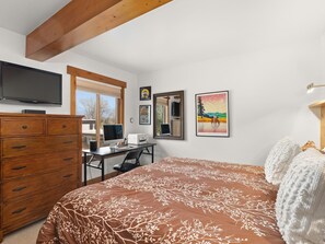 3 bedrooms, iron/ironing board, travel cot, free WiFi - Lift One - Gorgeous three bedroom top floor with wraparound balcony (Aspen)