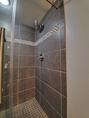 Ensemble baignoire-douche, séchoir à cheveux, serviettes fournies, savon
