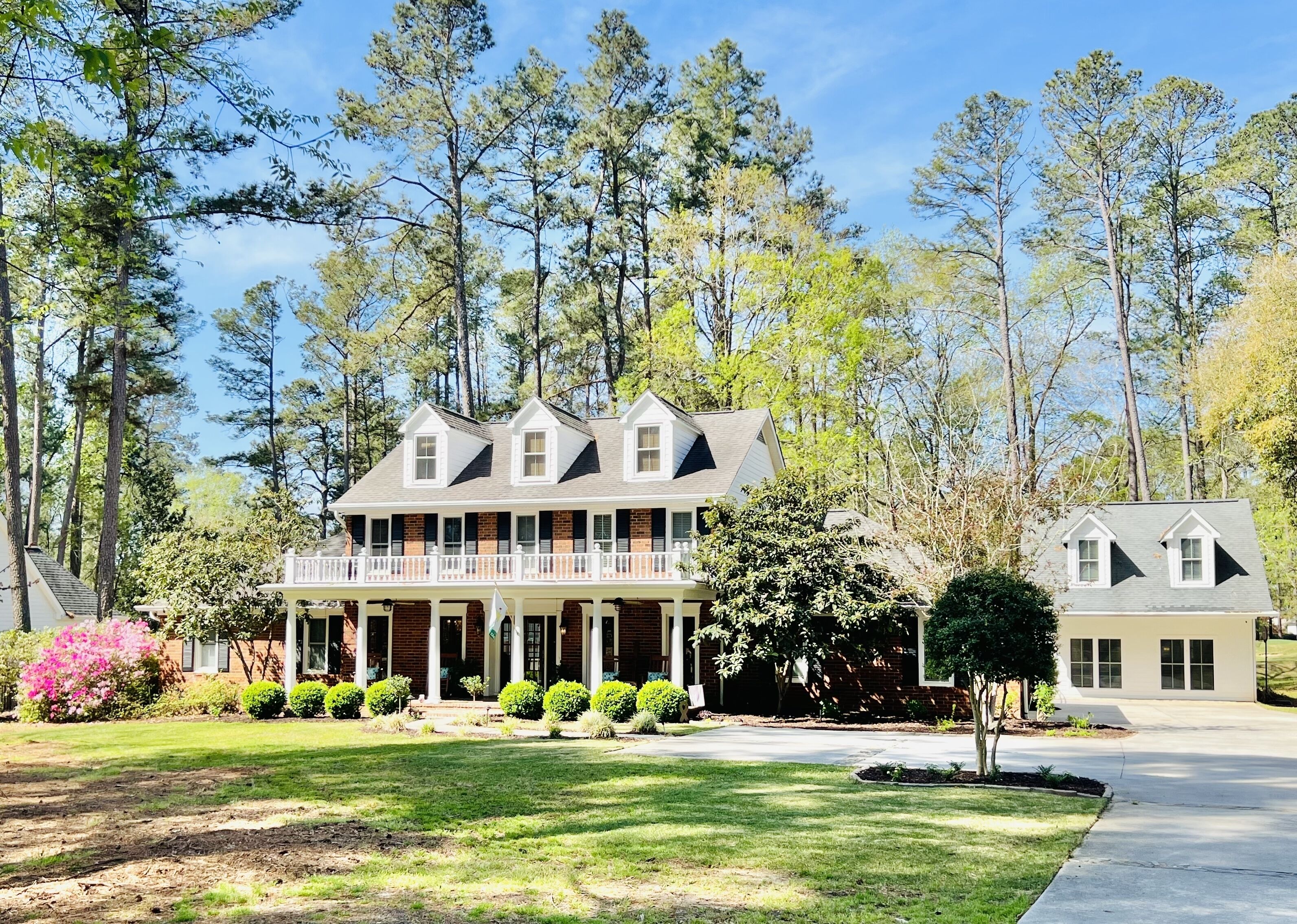 Customize your Masters stay.. On the 15th green of West Lake. + Guest cottage