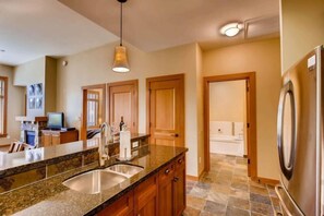 Herdplatte, Geschirrspüler, Wasserkocher mit Kaffee-/Teezubehör, Toaster